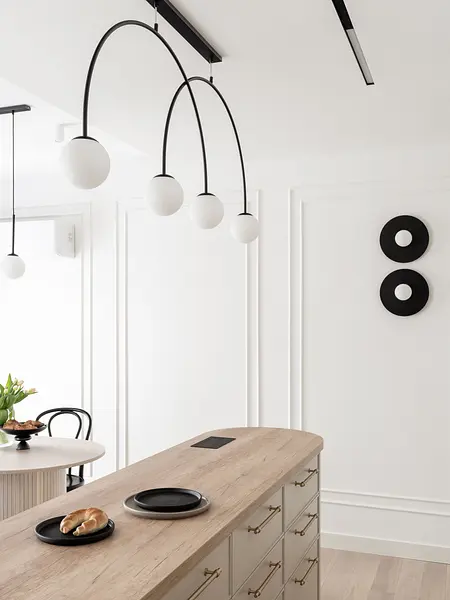 Współczesna kuchnia z drewnianym blatem i białymi meblami