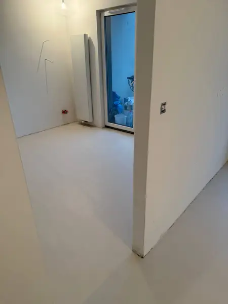 Wnętrze minimalistycznego pomieszczenia z białymi ścianami i dużym oknem, art deco, soft minimalizm.