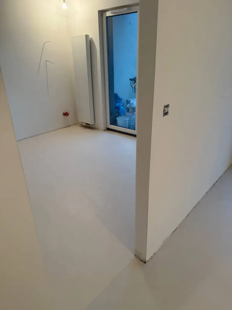 Wnętrze minimalistycznego pomieszczenia z białymi ścianami i dużym oknem, art deco, soft minimalizm.