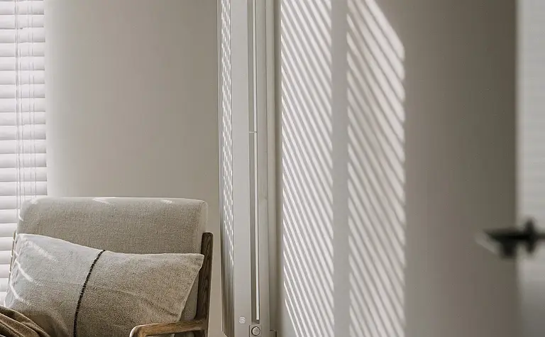 Wnętrze minimalistyczne z jasnymi meblami i nowoczesnymi detalami, styl minimaluxe.