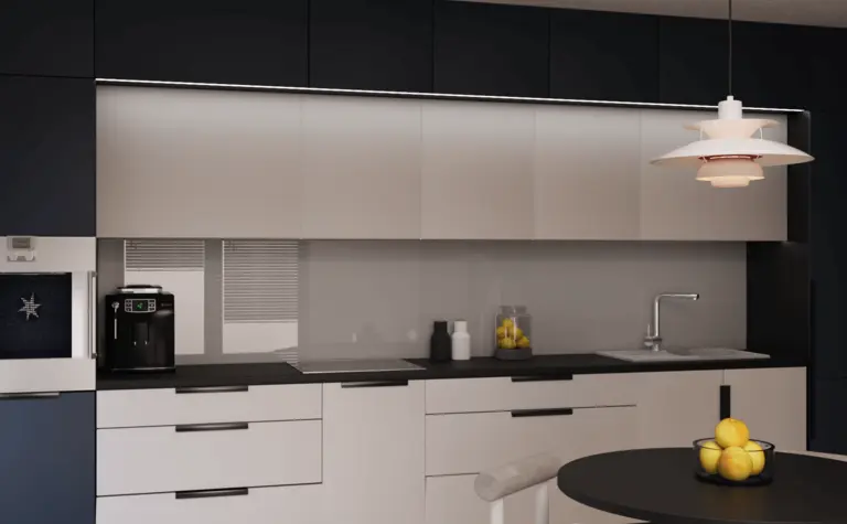Kuchnia w stylu eklektycznym, minimalistycznym i nowoczesnym z granatowymi i białymi detalami.