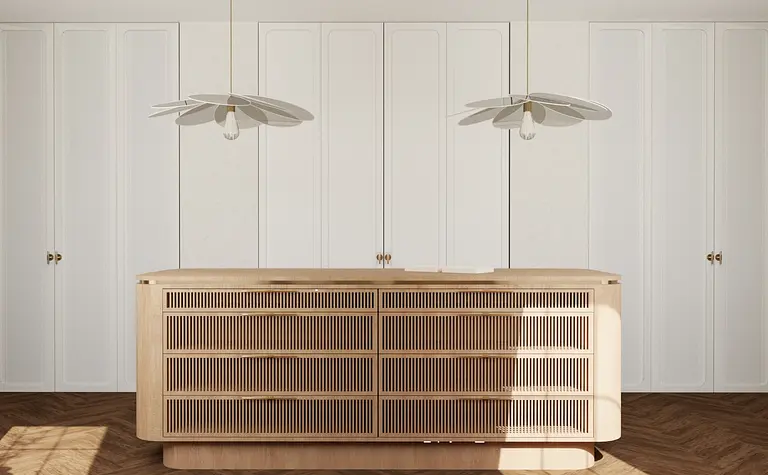 Wnętrze z meblem z drewna, białymi ścianami, styl art deco, eklektyczny, soft minimalizm.
