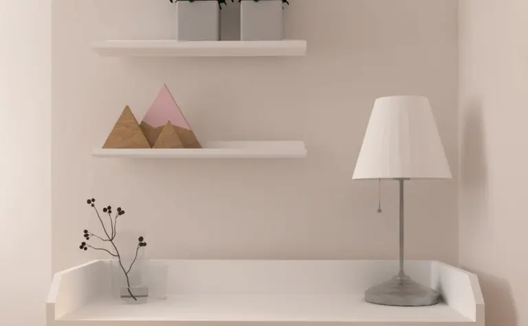 Minimalistyczne biuro z białym biurkiem, lampą i roślinami.