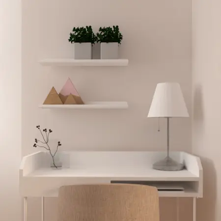 Minimalistyczne biuro z białym biurkiem, lampą i roślinami.