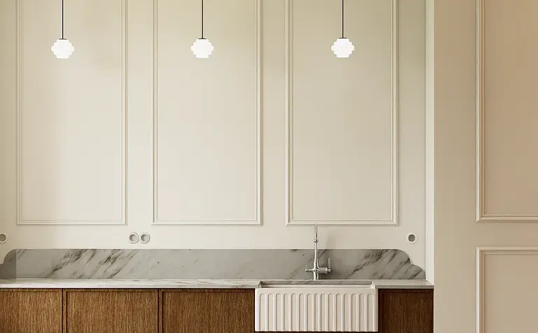 Kuchnia w stylu art deco z drewnianymi meblami, marmurowym blatem, minimalistycznym oświetleniem.