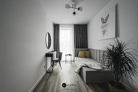Wnętrze pokoju w stylu japandi z minimalistycznym narożnikiem i rośliną.
