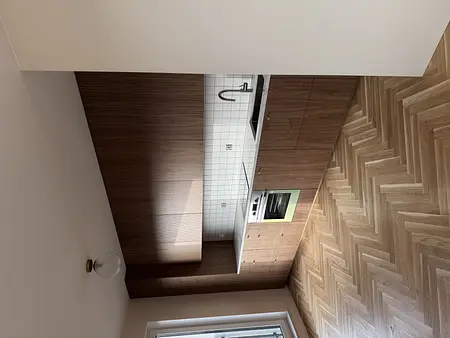 Kuchnia w stylu boho z drewnianymi meblami i białymi kafelkami.