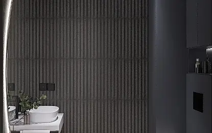 Nowoczesna łazienka z ciemnymi płytkami i białym WC oraz umywalką.