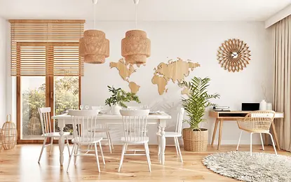 Jadalnia w stylu boho z białym stołem, drewnianymi lampami i roślinami.