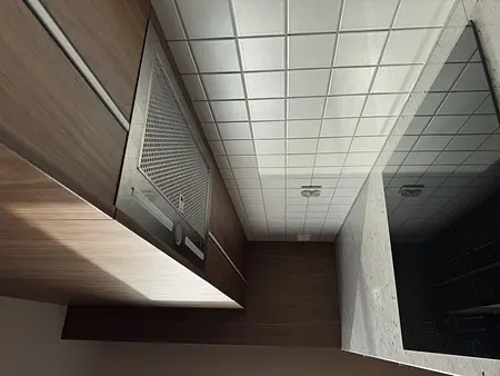 Nowoczesna kuchnia w stylu boho z drewnianymi meblami i białymi kafelkami.