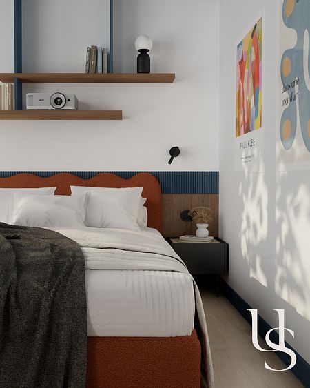 Współczesna sypialnia z pomarańczowym łóżkiem i białą pościelą, nowoczesnymi akcentami.
