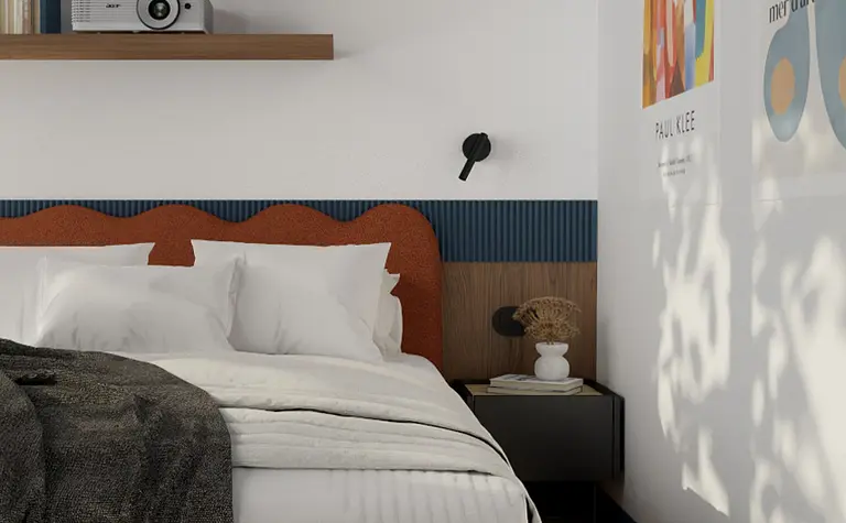 Współczesna sypialnia z pomarańczowym łóżkiem i białą pościelą, nowoczesnymi akcentami.