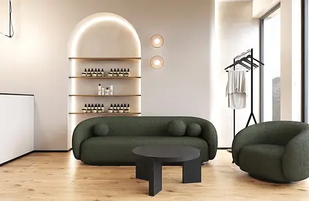 Salon w stylu boho i japandi z zielonymi meblami i drewnianym wykończeniem.