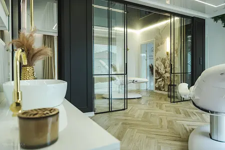 Nowoczesne wnętrze salonu z białymi meblami i złotymi akcentami, styl glamour.
