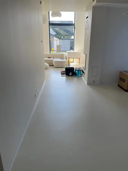 Wnętrze z białą sofą, minimalistyczne akcenty, styl art deco, soft minimalizm, quiet luxury.