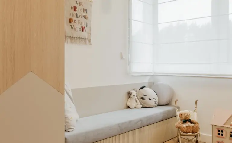 Pokój dziecięcy w stylu japandi, minimalistycznym, z miękkim minimalizmem i minimaluxe.