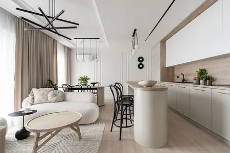 Wnętrze nowoczesnej kuchni z jasnymi meblami i drewnianymi detalami.