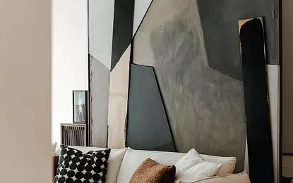 Wnętrze salonu w stylu japandi z minimalistycznym wystrojem, nowoczesna sofa.