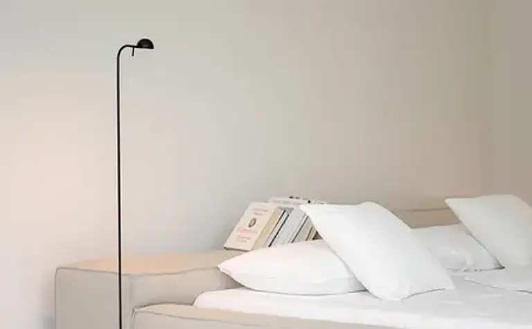 Nowoczesna łazienka glamour z drewnianą szafką, niebieskimi detalami i rośliną.