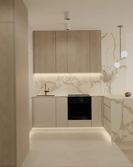 Nowoczesna kuchnia z drewnianymi szafkami i marmurowym wykończeniem.