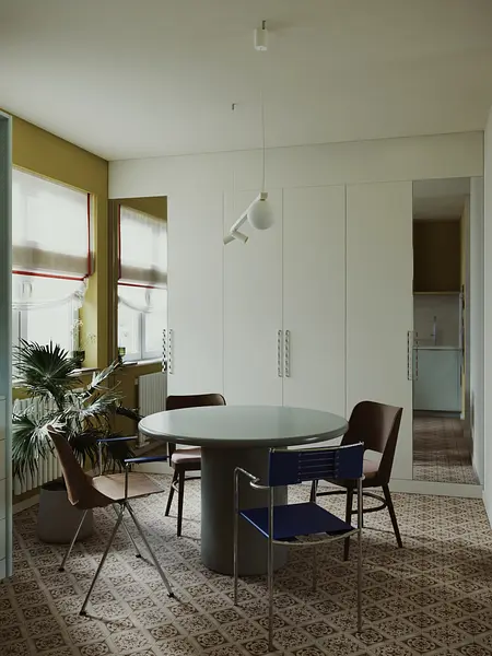 Wnętrze jadalni w stylu industrialnym i minimalistycznym z okrągłym stołem.