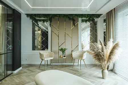Stylowe wnętrze salonu z białymi fotelami i złotymi akcentami, nowoczesne i glamour.