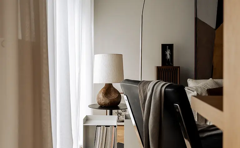 Wnętrze z lampą, drewnianym stołem i minimalistycznym designem w stylu japandi i soft minimalizm.