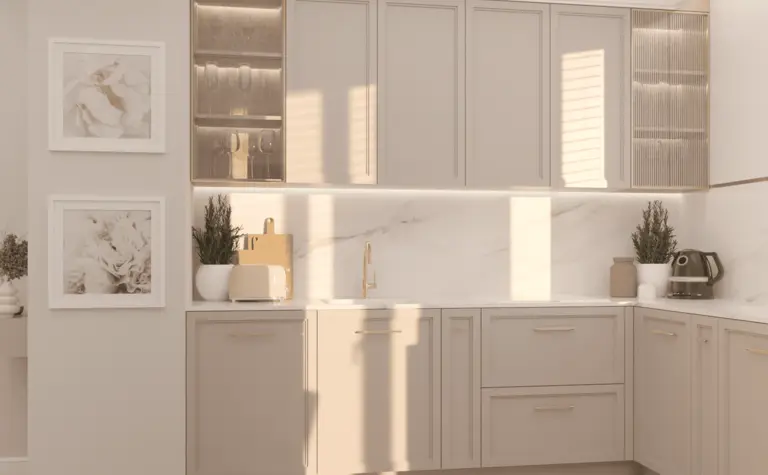Nowoczesna kuchnia w stylu quiet luxury z beżowymi meblami i białym blatem.
