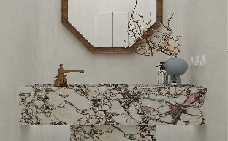 Nowoczesna łazienka z marmurową umywalką, lustrem w stylu art deco i minimalistycznymi akcentami.