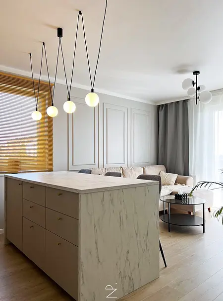 Wnętrze kuchni w stylu minimalistycznym z wyspą i jasnymi meblami, minimalistyczne detale.