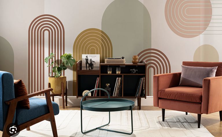 Wnętrze salonu z brązowymi meblami i zieloną roślinnością, styl dopamine decor.