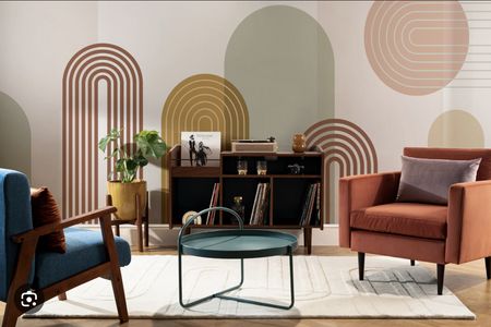 Wnętrze salonu z brązowymi meblami i zieloną roślinnością, styl dopamine decor.