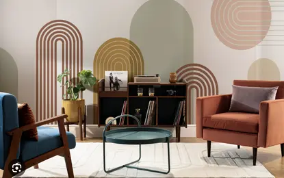 Wnętrze salonu z brązowymi meblami i zieloną roślinnością, styl dopamine decor.