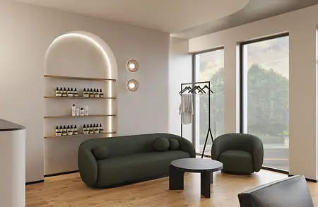 Wnętrze z boho i japandi, zielona sofa, drewniane akcenty.