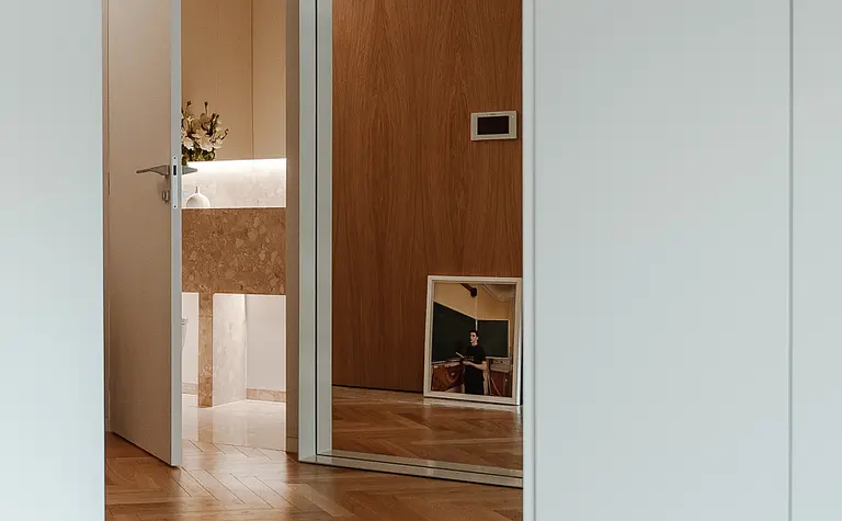 Wnętrze w stylu japandi z minimalistycznym drewnem i nowoczesnymi detalami.