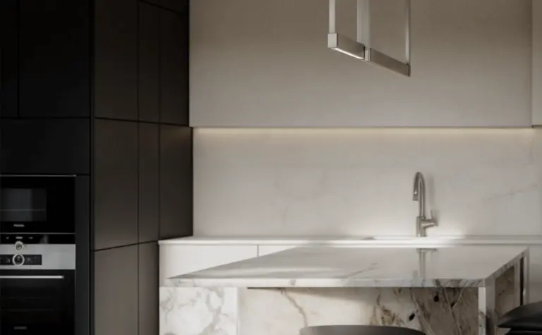 Eklektyczna kuchnia z marmurowym blatem i czarnymi meblami, minimalistyczny design.