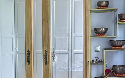 Zaaranżowane wnętrze z lustrem i drewnianymi meblami, styl boho, japandi i rustykalny.