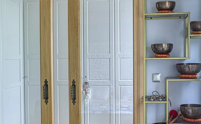 Zaaranżowane wnętrze z lustrem i drewnianymi meblami, styl boho, japandi i rustykalny.