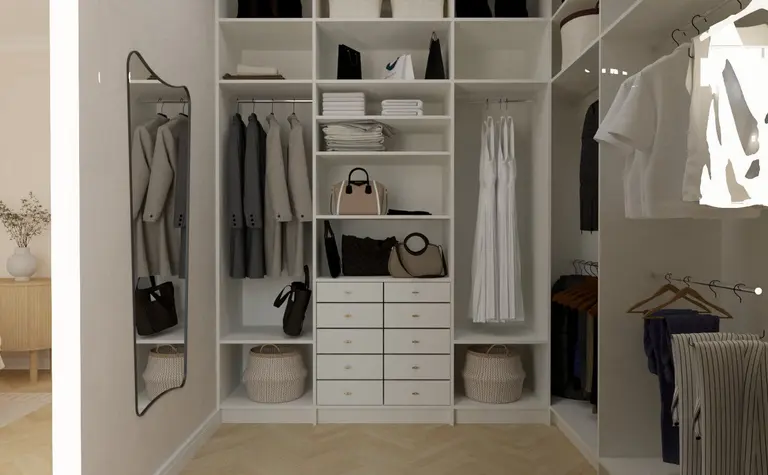 Garderoba w stylu art deco, minimalistycznym i tradycyjnym z białymi półkami i lustrami.