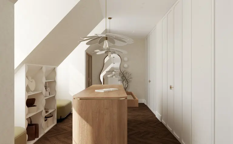 Przestronna garderoba na poddaszu z drewnianą wyspą, białymi szafami wnękowymi i designerskimi lampami sufitowymi. Przestrzeń uzupełniają półki na akcesoria i duże lustro.