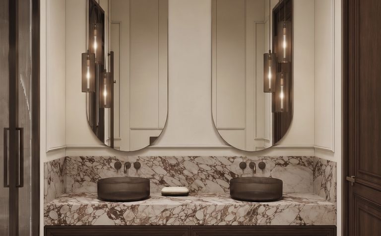 Nowoczesna łazienka w stylu quiet luxury z marmurowym blatem i drewnianymi detalami.