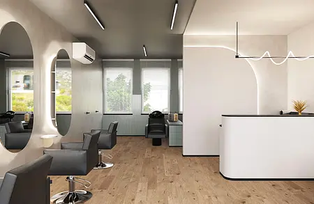 Wnętrze salonu fryzjerskiego w stylu boho i japandi, z drewnianą podłogą i nowoczesnymi lustrami.