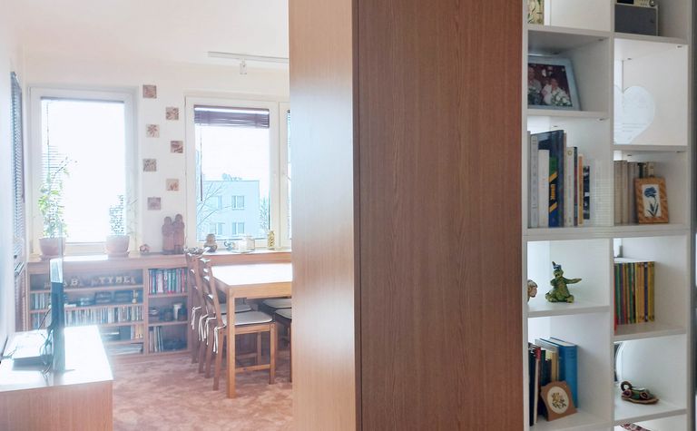 Wnętrze nowoczesnego pokoju dziennego w stylu soft minimalizm z drewnianymi meblami.