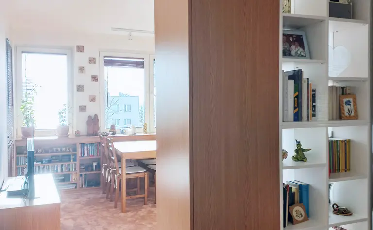 Wnętrze nowoczesnego pokoju dziennego w stylu soft minimalizm z drewnianymi meblami.