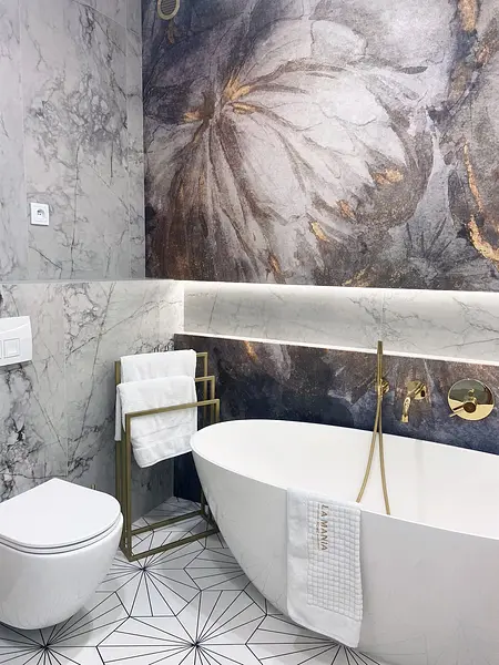 Nowoczesna łazienka w stylu glamour i japandi z marmurem i minimalistycznymi detalami.