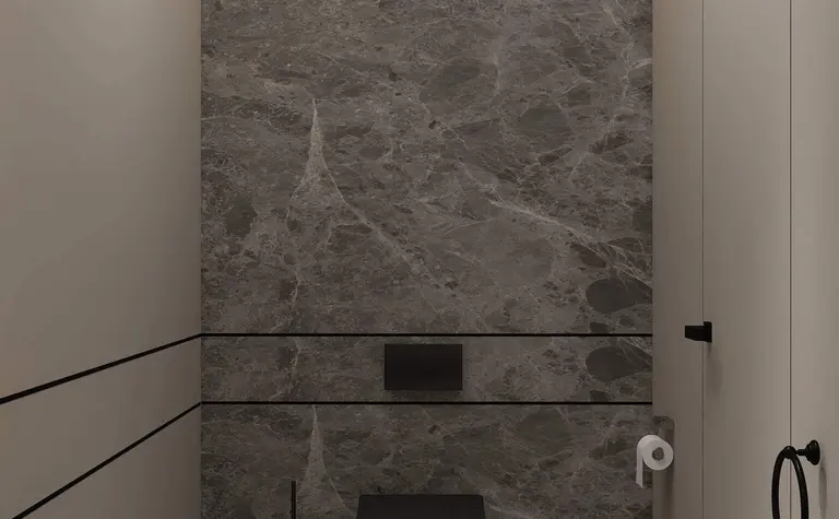 Minimalistyczna toaleta w stylu nowoczesnym z szarymi płytkami i czarnym WC.