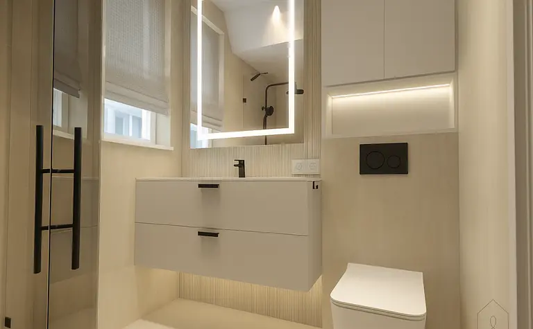 Minimalistyczna łazienka z nowoczesnymi akcentami i oświetleniem LED.