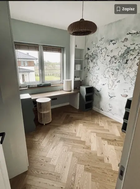 Wnętrze pokoju z biurkiem, drewnianą podłogą i muralem w stylu dopamine decor.