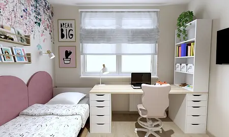 Pokój dziecięcy z różowym łóżkiem, biurkiem i dekoracjami.