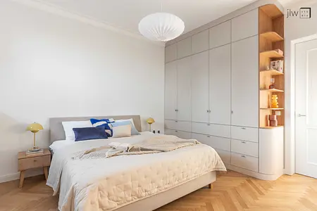 Wnętrze sypialni w stylu skandynawskim z eklektycznymi akcentami